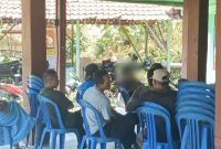 Warga desa gelar mediasi di balai desa setempat