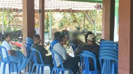 Warga desa gelar mediasi di balai desa setempat