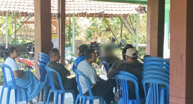Warga desa gelar mediasi di balai desa setempat