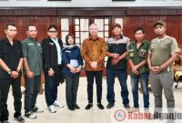 Sejumlah Pengurus DPD SWI Nganjuk bersama PJ Bupati, Sri Handoko Taruna.