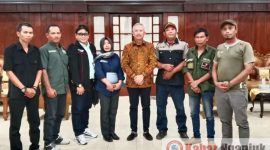 Sejumlah Pengurus DPD SWI Nganjuk bersama PJ Bupati, Sri Handoko Taruna.