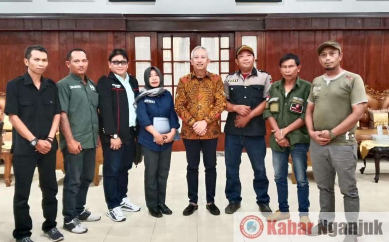 Sejumlah Pengurus DPD SWI Nganjuk bersama PJ Bupati, Sri Handoko Taruna.