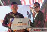 Nur Solekan memberikan penghargaan kepada pemenag.
Sumber: Pusat Informasi Pemkab Nganjuk(PING)