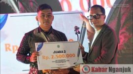 Nur Solekan memberikan penghargaan kepada pemenag.
Sumber: Pusat Informasi Pemkab Nganjuk(PING)