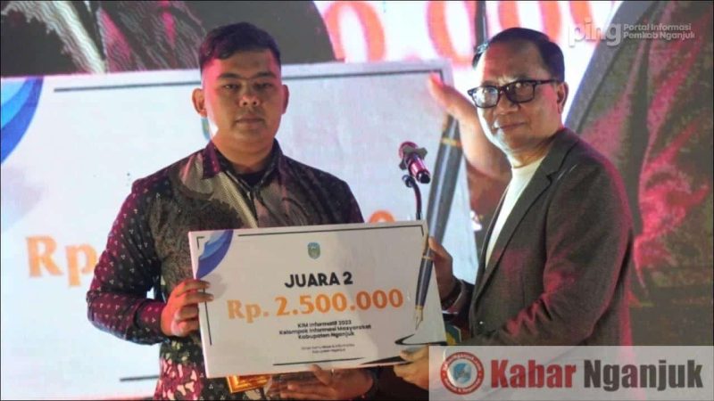 Nur Solekan memberikan penghargaan kepada pemenag.
Sumber: Pusat Informasi Pemkab Nganjuk(PING)