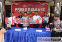 Polisi membawa barang bukti.