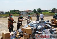 Polisi melakukan pembakaran rokok ilegal.