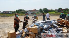 Polisi melakukan pembakaran rokok ilegal.