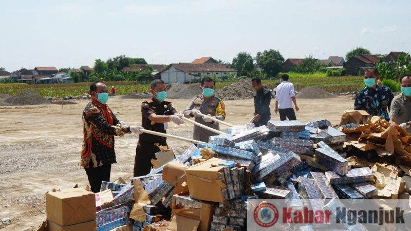 Polisi melakukan pembakaran rokok ilegal.