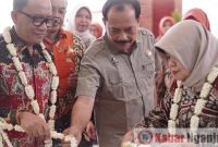proses pemotongan pita peresmian gedung perpustakaan 