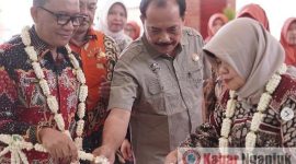 proses pemotongan pita peresmian gedung perpustakaan 