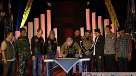 Pj Bupati Nganjuk, Sri Handoko Taruna saat menandatangani monumen CB Nganjuk Bersatu