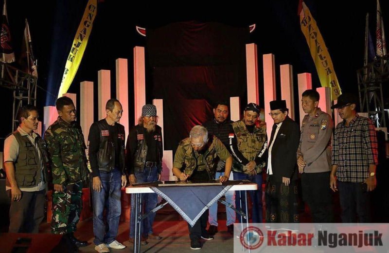 Pj Bupati Nganjuk, Sri Handoko Taruna saat menandatangani monumen CB Nganjuk Bersatu
