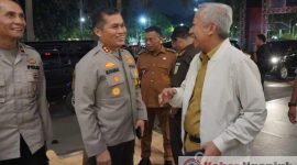 Pj Bupati saat akan memasuki ruang rapat di Grand City Covention Hall, Surabaya