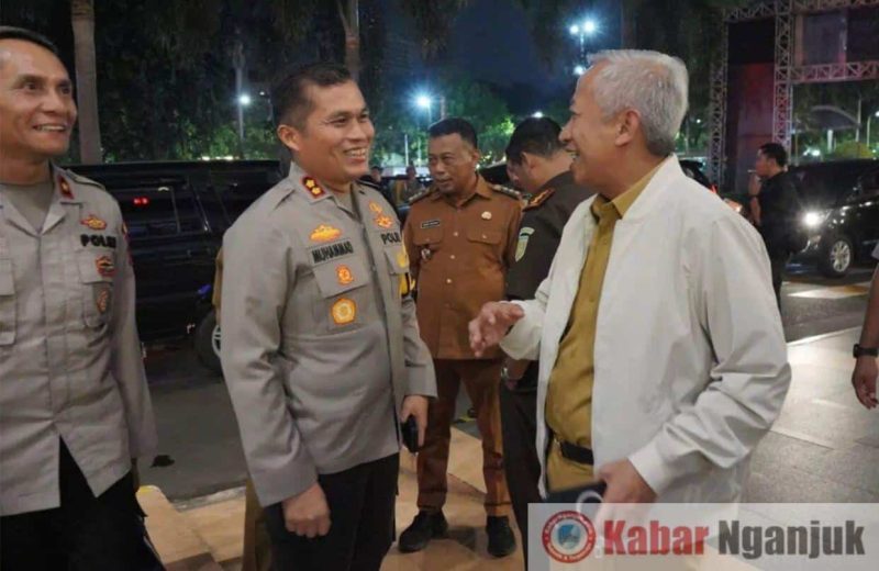 Pj Bupati saat akan memasuki ruang rapat di Grand City Covention Hall, Surabaya