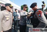 Pemasangan bodycam kepada anggota polrestabes Surabaya