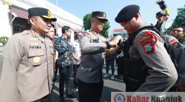 Pemasangan bodycam kepada anggota polrestabes Surabaya