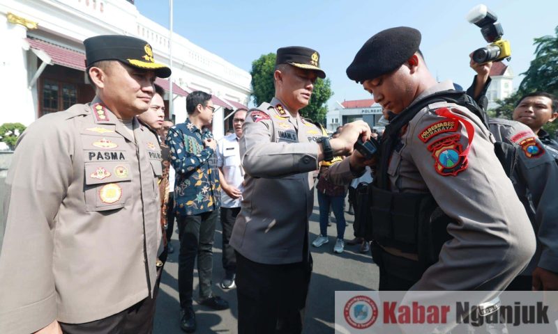 Pemasangan bodycam kepada anggota polrestabes Surabaya