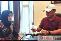 Kuasa hukum korban Wahyu Prijo Djatmiko saat menunjukkan bukti pemeriksaan dokter milik korban