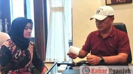 Kuasa hukum korban Wahyu Prijo Djatmiko saat menunjukkan bukti pemeriksaan dokter milik korban