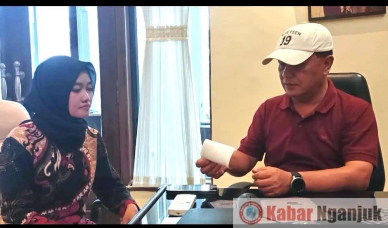 Kuasa hukum korban Wahyu Prijo Djatmiko saat menunjukkan bukti pemeriksaan dokter milik korban