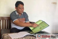 Aries Tri Rahendra menunjukkan buktisertifikat warganya yang sudah jadi