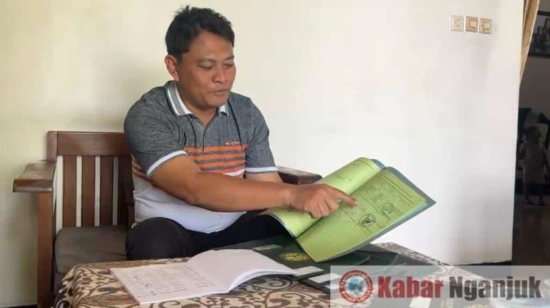 Aries Tri Rahendra menunjukkan buktisertifikat warganya yang sudah jadi