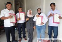 Penyerahan Serifikat kepada Wartawan oleh Ketua TUK Harian Forum