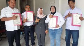 Penyerahan Serifikat kepada Wartawan oleh Ketua TUK Harian Forum