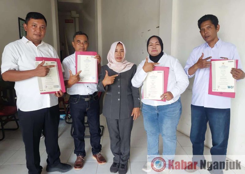 Penyerahan Serifikat kepada Wartawan oleh Ketua TUK Harian Forum