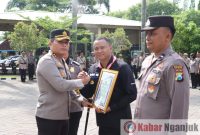 AKBP Muhammad, S.H., S.I.K., M.Si., saat memberikan piagam penghargaan