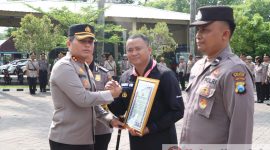  AKBP Muhammad, S.H., S.I.K., M.Si., saat memberikan piagam penghargaan 