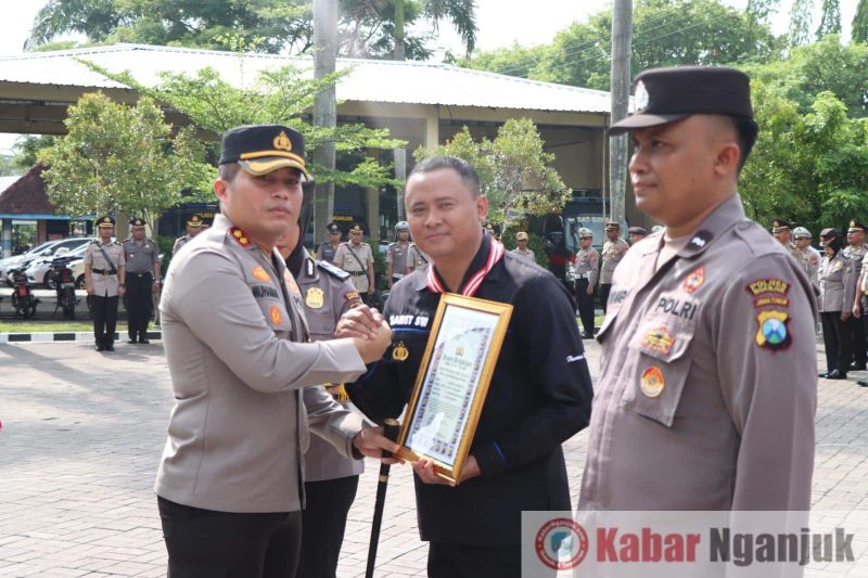  AKBP Muhammad, S.H., S.I.K., M.Si., saat memberikan piagam penghargaan 