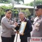  AKBP Muhammad, S.H., S.I.K., M.Si., saat memberikan piagam penghargaan 