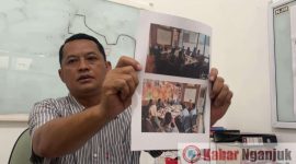 Bagus  Setyo Nugroho menunjukkann bukti copy terkait data 