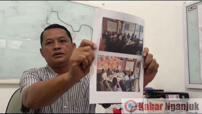 Bagus  Setyo Nugroho menunjukkann bukti copy terkait data 