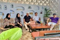 Dr. Wahju Prijo Djatmiko , S.H., M.Hum., M.Sc. G.Dipl. IfSc. kaos hitam bertopi putih