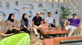 Dr. Wahju Prijo Djatmiko , S.H., M.Hum., M.Sc. G.Dipl. IfSc. kaos hitam bertopi putih