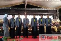 <Foto bersama Pj Bupati bersama Forkopimda saat pembukaan pagelaran wayang kulit Malam Tahun Baru>