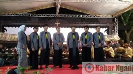 <Foto bersama Pj Bupati bersama Forkopimda saat pembukaan pagelaran wayang kulit Malam Tahun Baru>