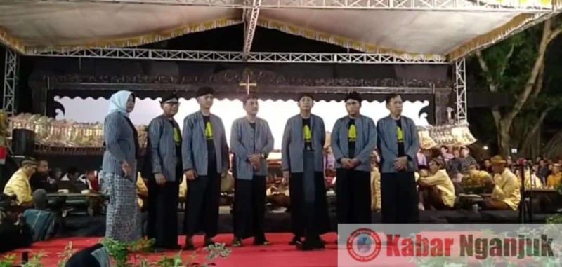 <Foto bersama Pj Bupati bersama Forkopimda saat pembukaan pagelaran wayang kulit Malam Tahun Baru>