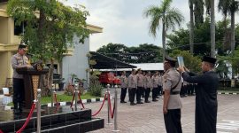 Sumpah jabatan yang dilakukan oleh Kapolsek Loceret baru, Iptu Triono.
