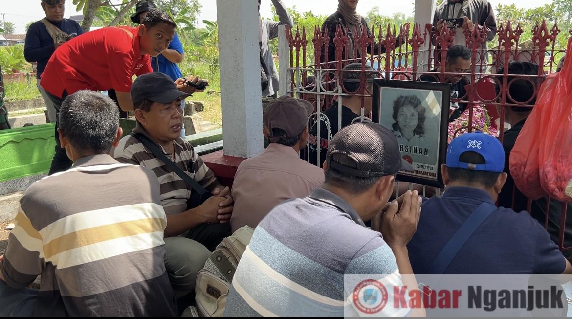 Ratusan Buruh yang Tergabung Dalam Beberapa Asosiasi Gelar Tabur Bunga dan Kirim Doa di Makam Marsinah