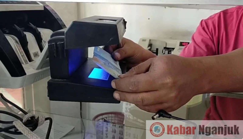 Antisipasi Peredaran Uang Palsu: Pedagang Siapkan Alat Deteksi Uang