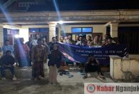 Foto bersama Mahasiswa KKN dari IPB bersama Warga Desa Mlorah, Rejoso