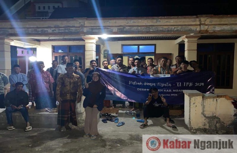 Foto bersama Mahasiswa KKN dari IPB bersama Warga Desa Mlorah, Rejoso