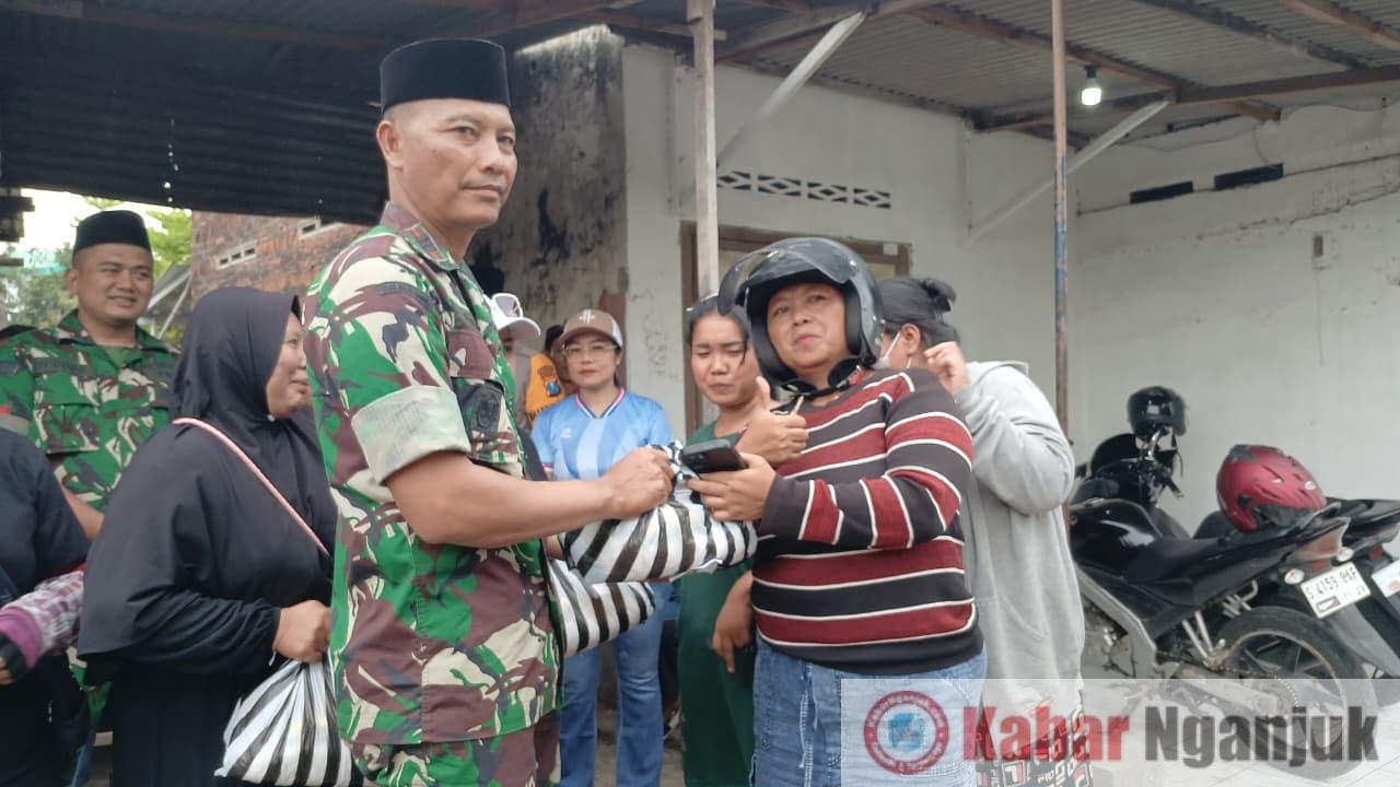 Kolaborasi Ormas Sangprabu dan Koramil 0810/08 Baron Bagikan Takjil Ramadhan