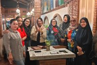 tengah berkerudung coklat indah Nugroho ketua DPD APJI Jatim