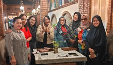 tengah berkerudung coklat indah Nugroho ketua DPD APJI Jatim
