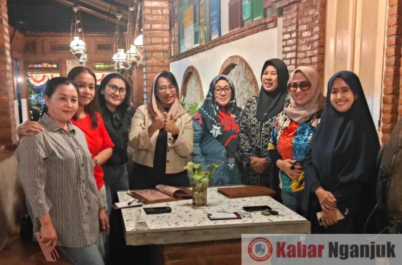 tengah berkerudung coklat indah Nugroho ketua DPD APJI Jatim
